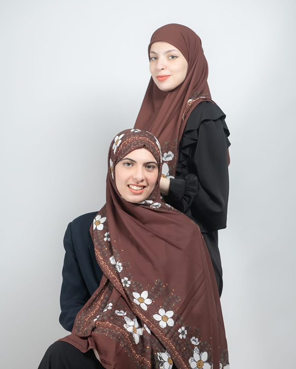 امرأة أنيقة في ملابس رسمية